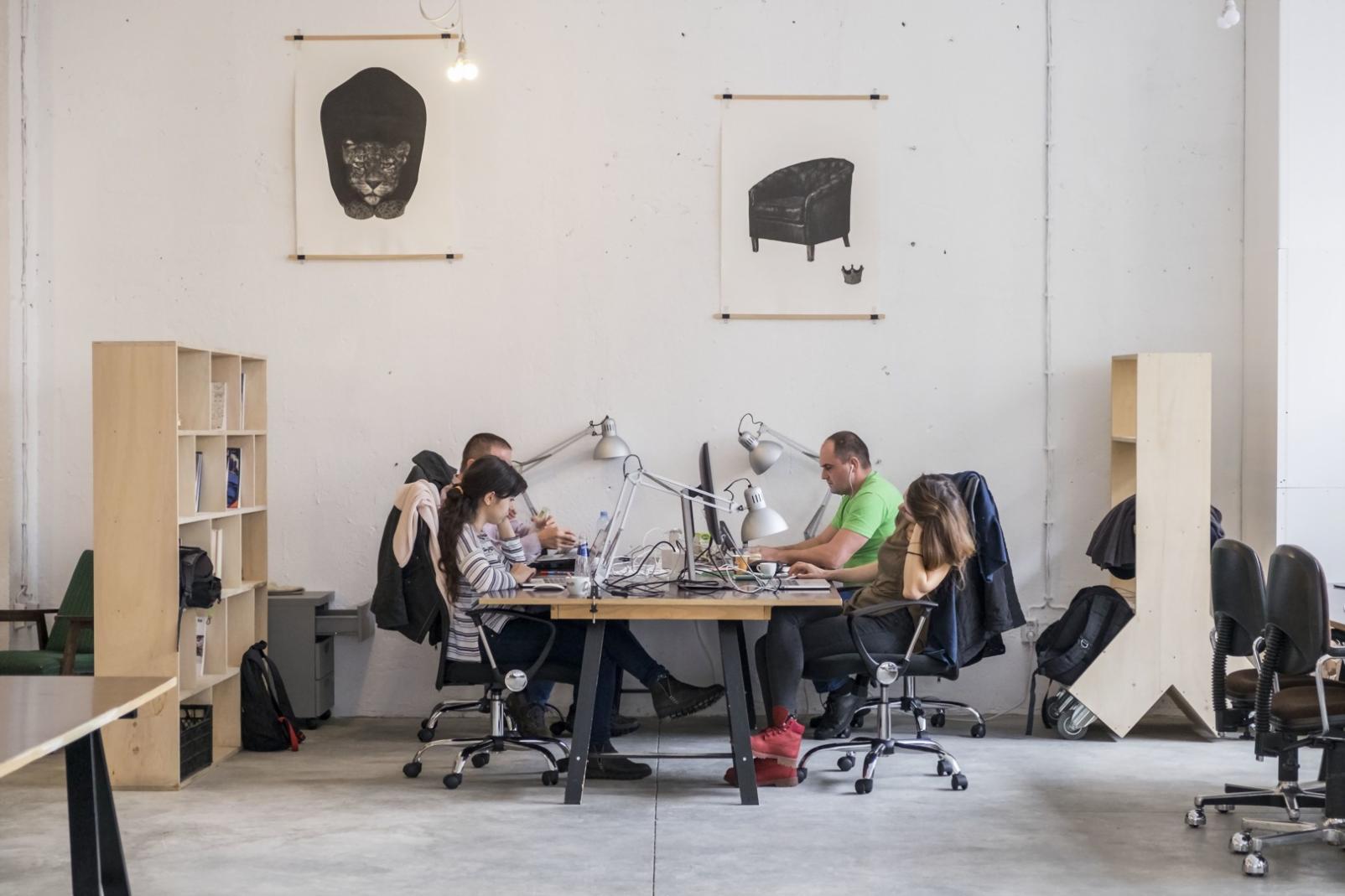 Moderne Lernumgebung mit digitalen Ressourcen für Selbstentwicklung